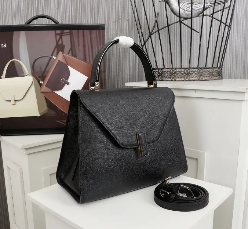 In stock👉Original medium size black👉Valextra Valextra Iside, known as Italian Hermès, is one of the most representative designs of Valextra. There is no obvious logo, but the simple collective line design is very recognizable, full of architectural art, and shows a capable and intellectual style. It is made of imported palm-print lining cowhide, with up to five stitches of handwork, and the shiny oil edges test the skill of the craftsman. Medium size: 26cm【6627#】
